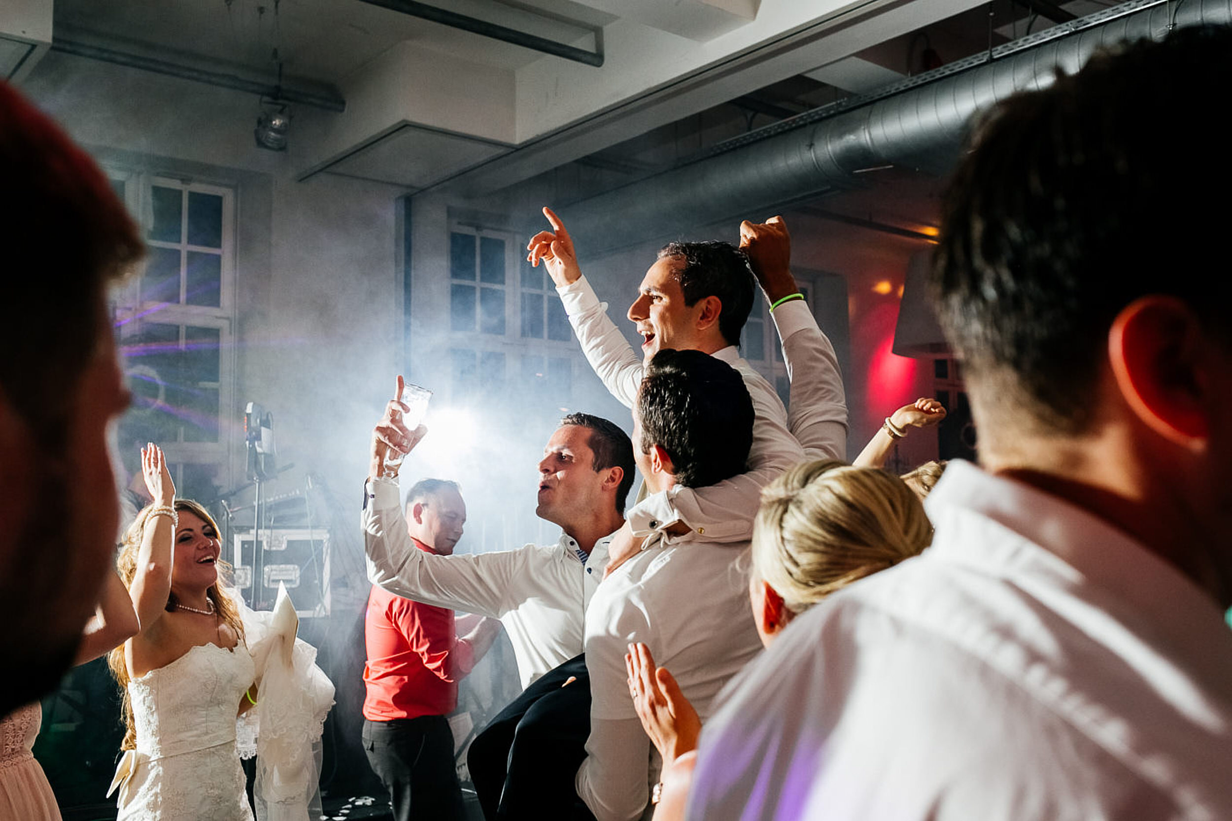 Hochzeitsfotograf in M&uuml;nster - Hochzeitsfeier, Br&auml;utigam wird auf den Schultern getragen.