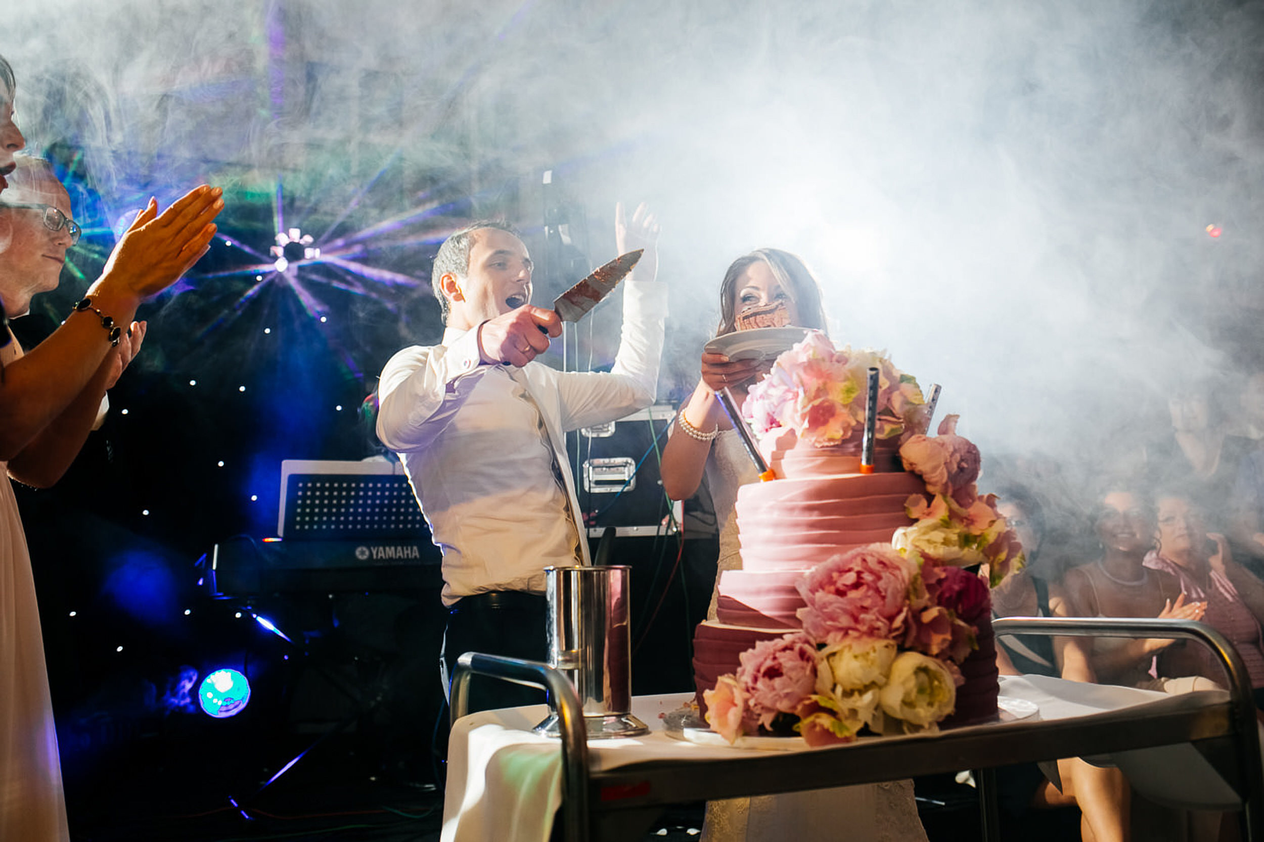 Hochzeitsfotograf in M&uuml;nster - Hochzeitsfeier, die Hochzeitstorte wird angeschnitten.