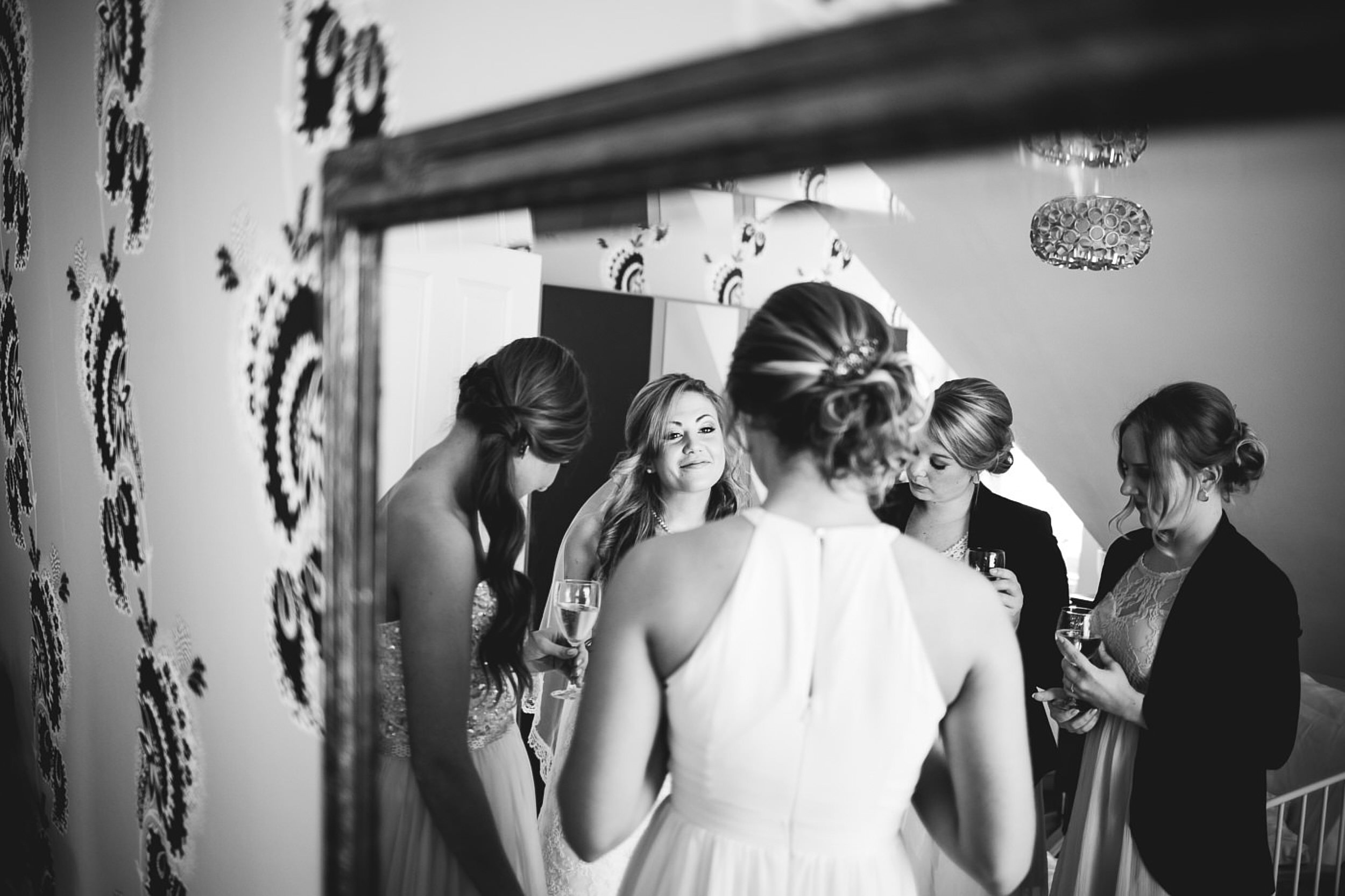 Braut und die Jungfern. Spiegelbild.