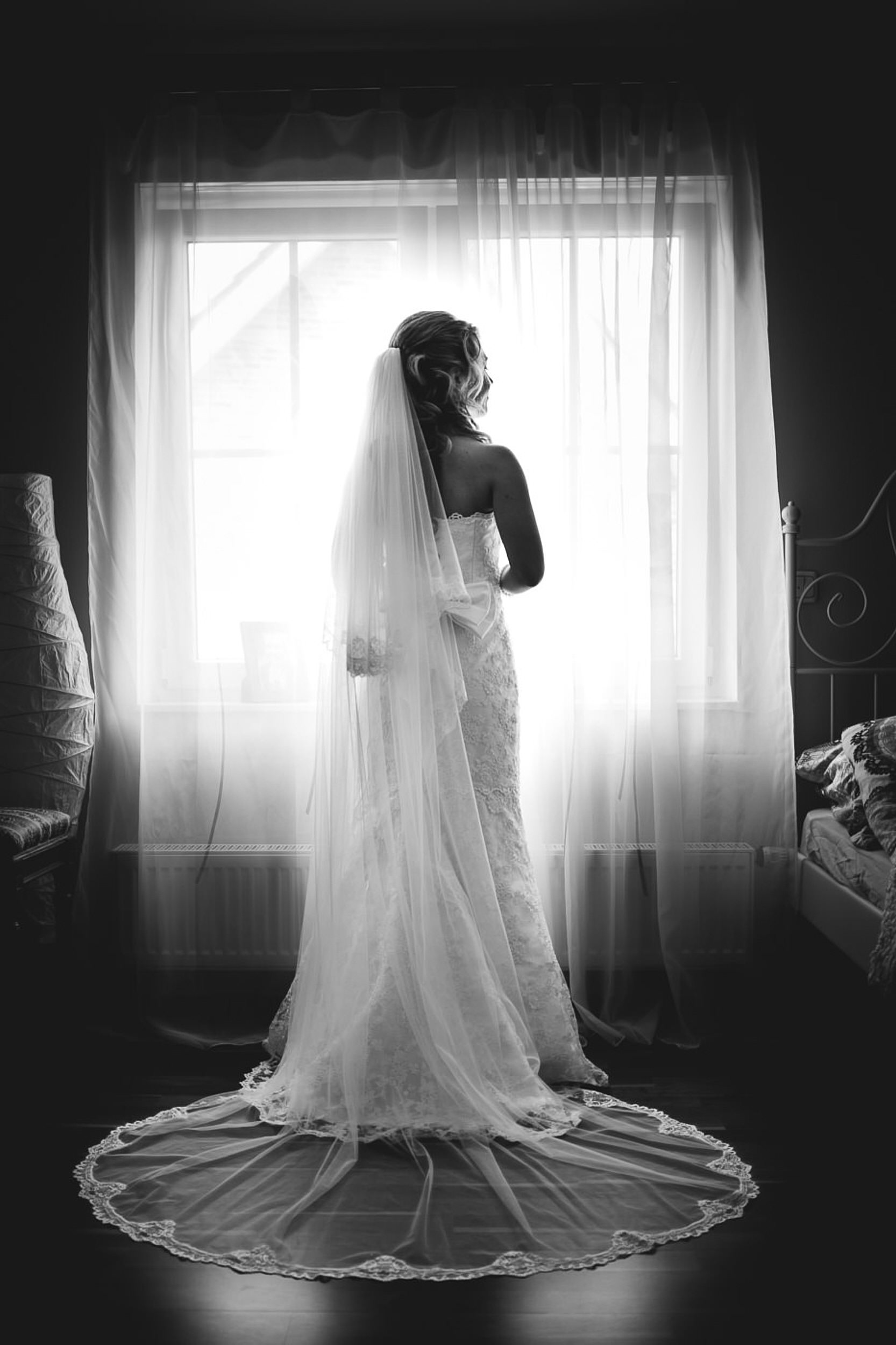 Braun steht vom Fenster, der Schlei liegt auf dem Boden.