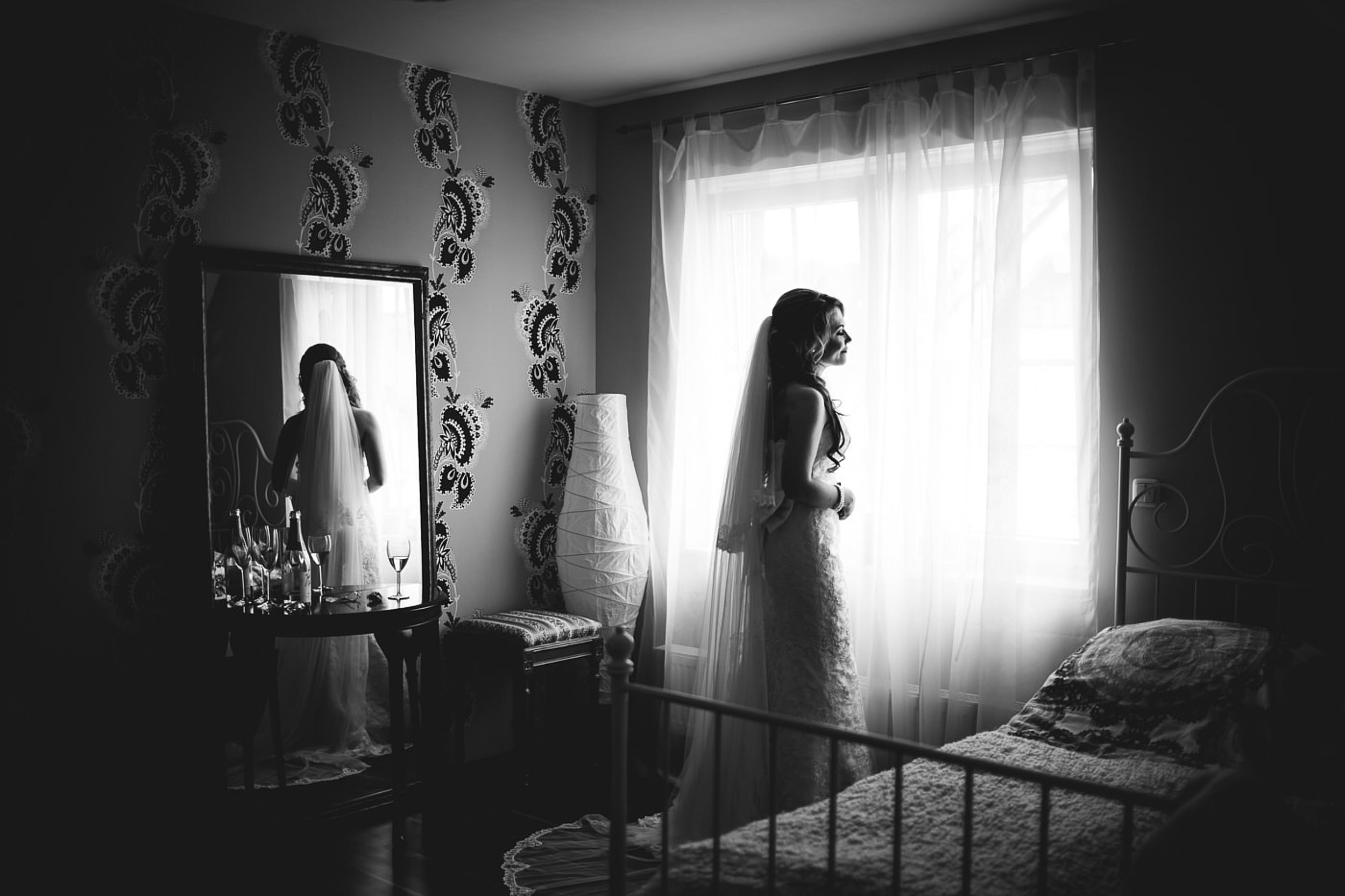 Braun steht vom Fenster, Spiegelung in dem Spiegel an der Wand