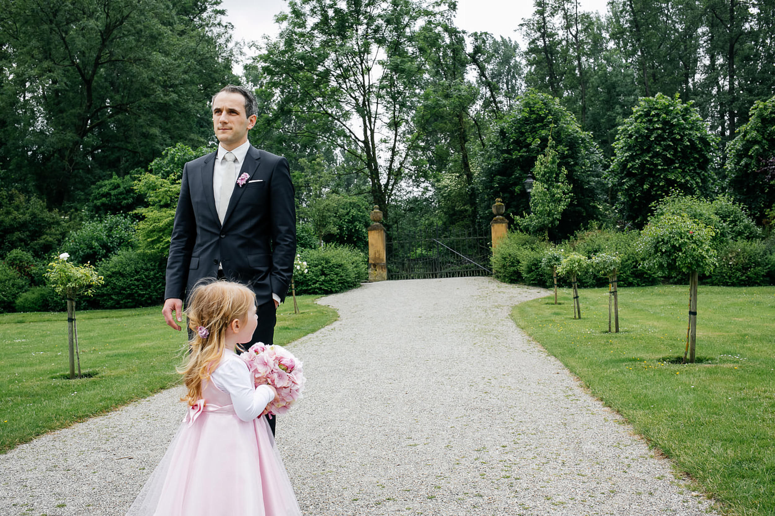 Br&auml;utigam mit der Tochter wartet auf die Braut.