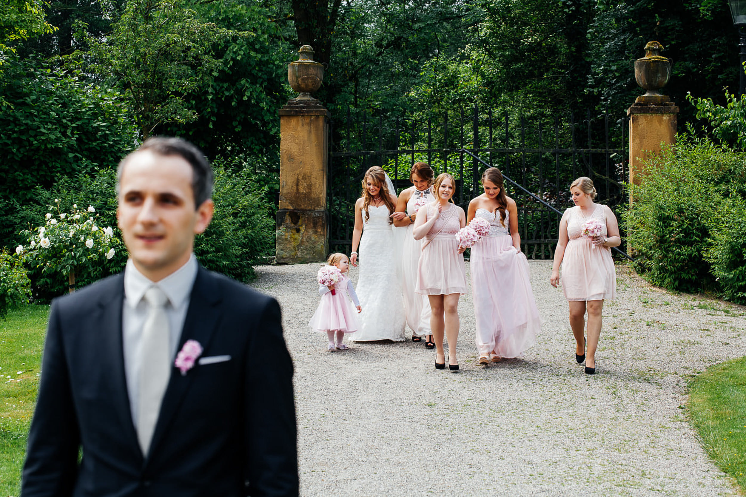 Br&auml;utigam warte auf die Braut. Die Braut kommt mit den Jungfern.