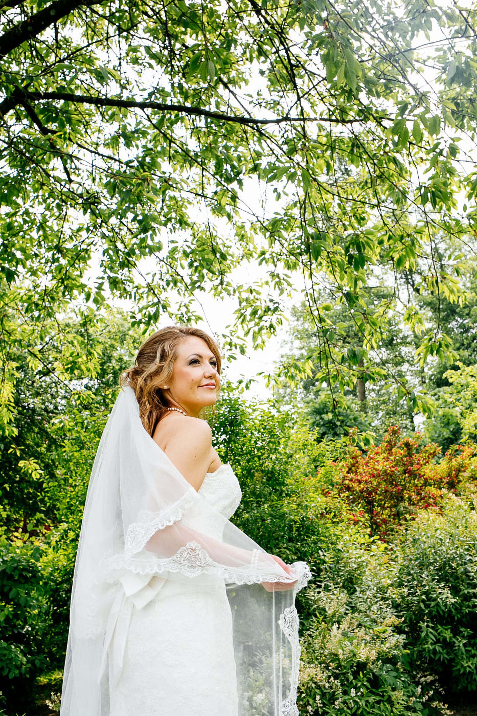 Fotoshooting. Braut schaut &uuml;ber die Schulter.