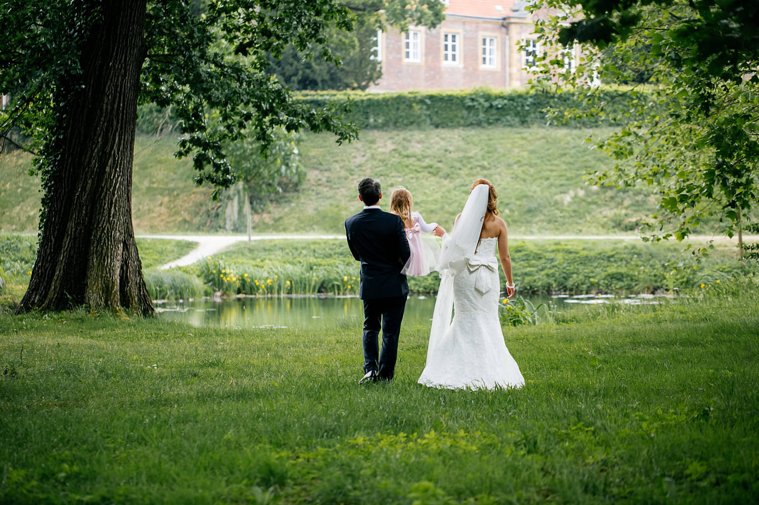 Brautpaar mit dem Kind beim Fotoshooting