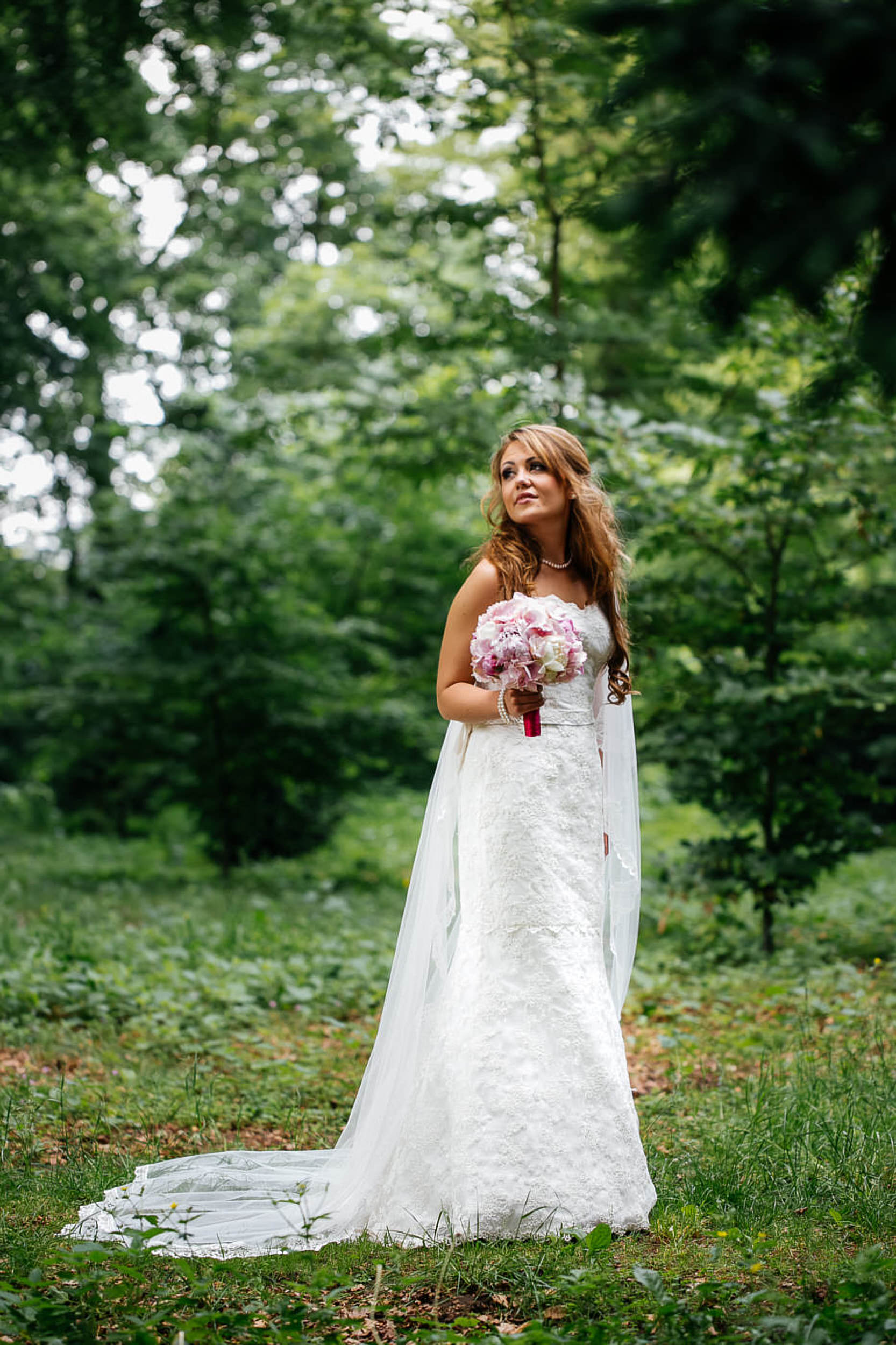 Braut im Wald mit dem Brautstrau&szlig;