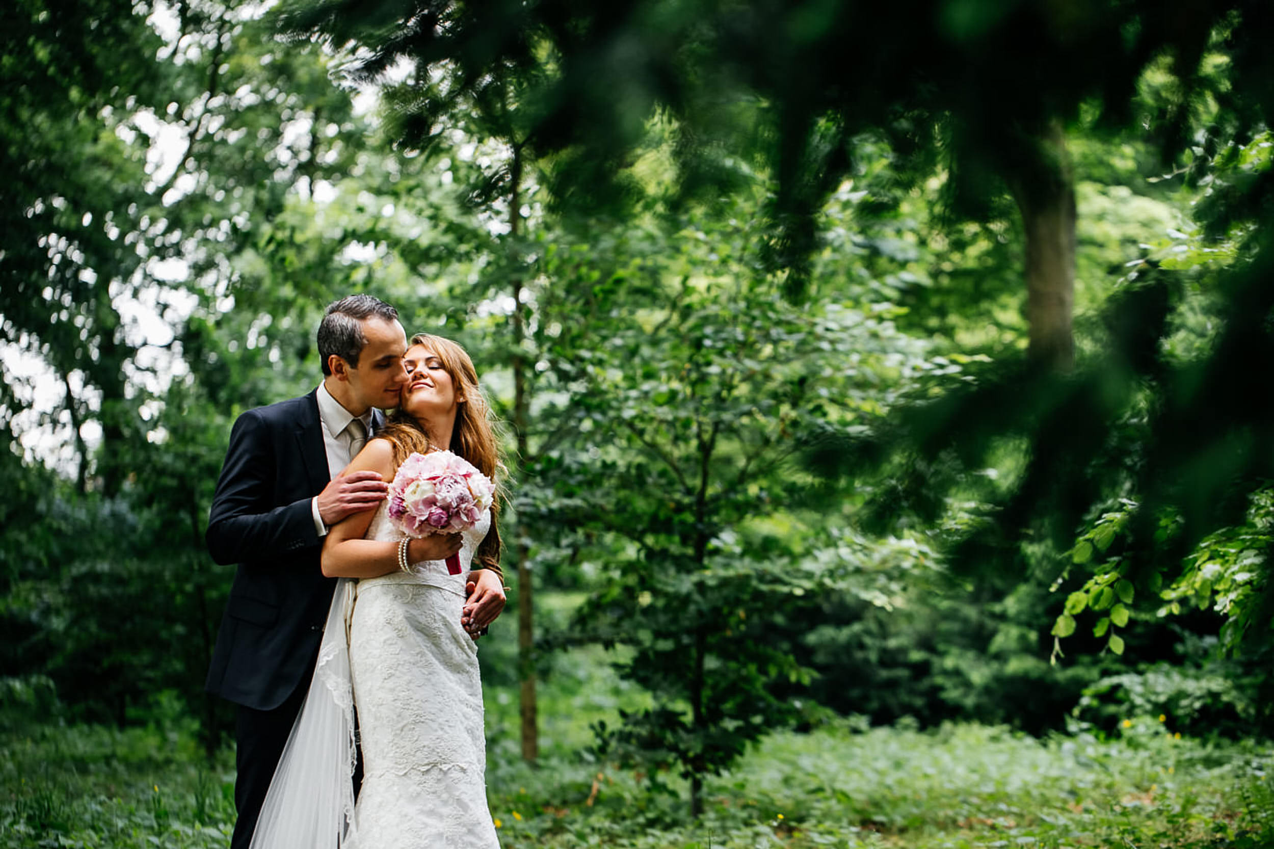 Hochzeitspaar, Brautpaar-Shooting im Park. Alex Heide.