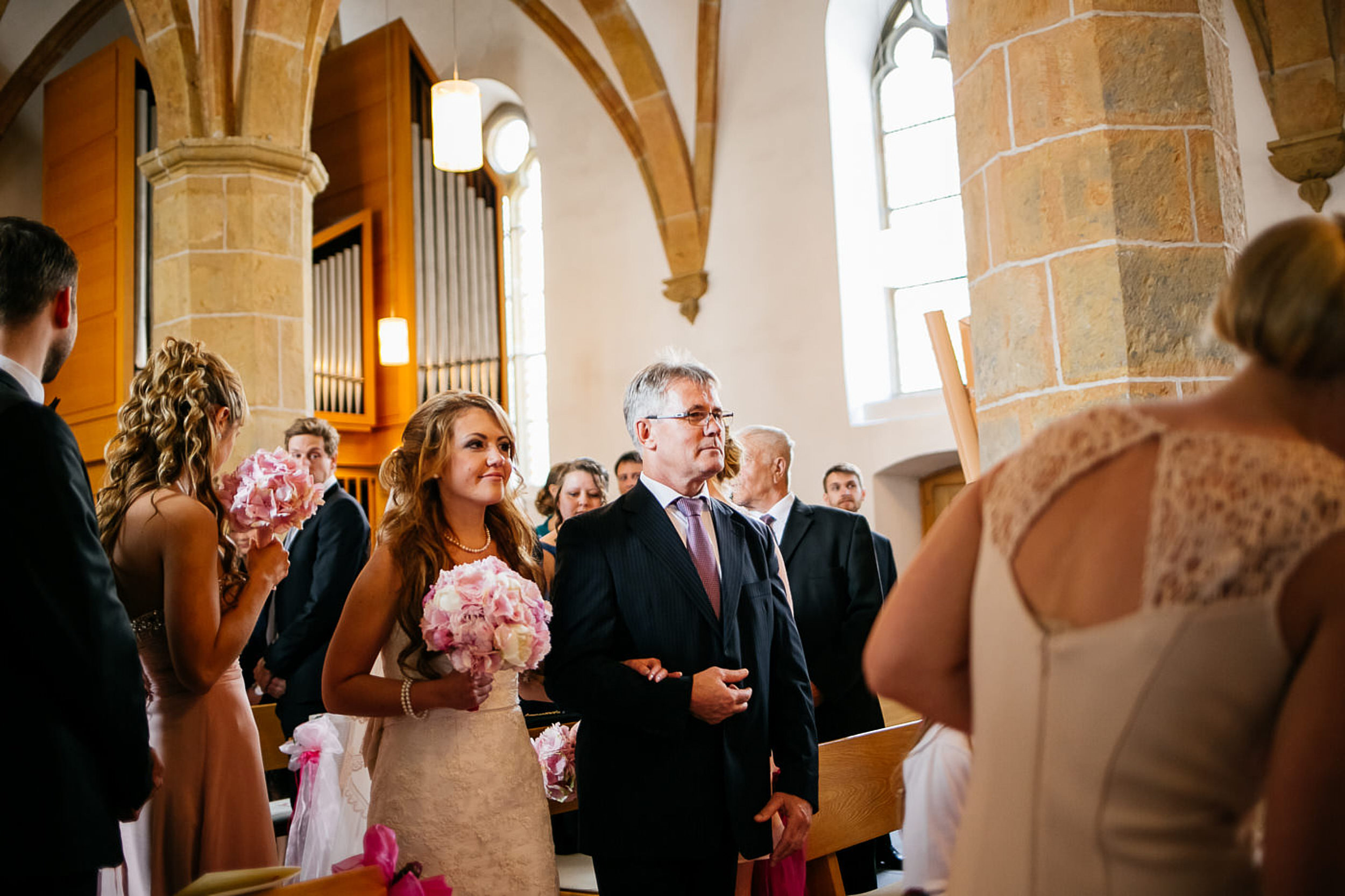 Kircher Trauung Braut Vater, f&uuml;hrt die Braut in die Kirche hinein.