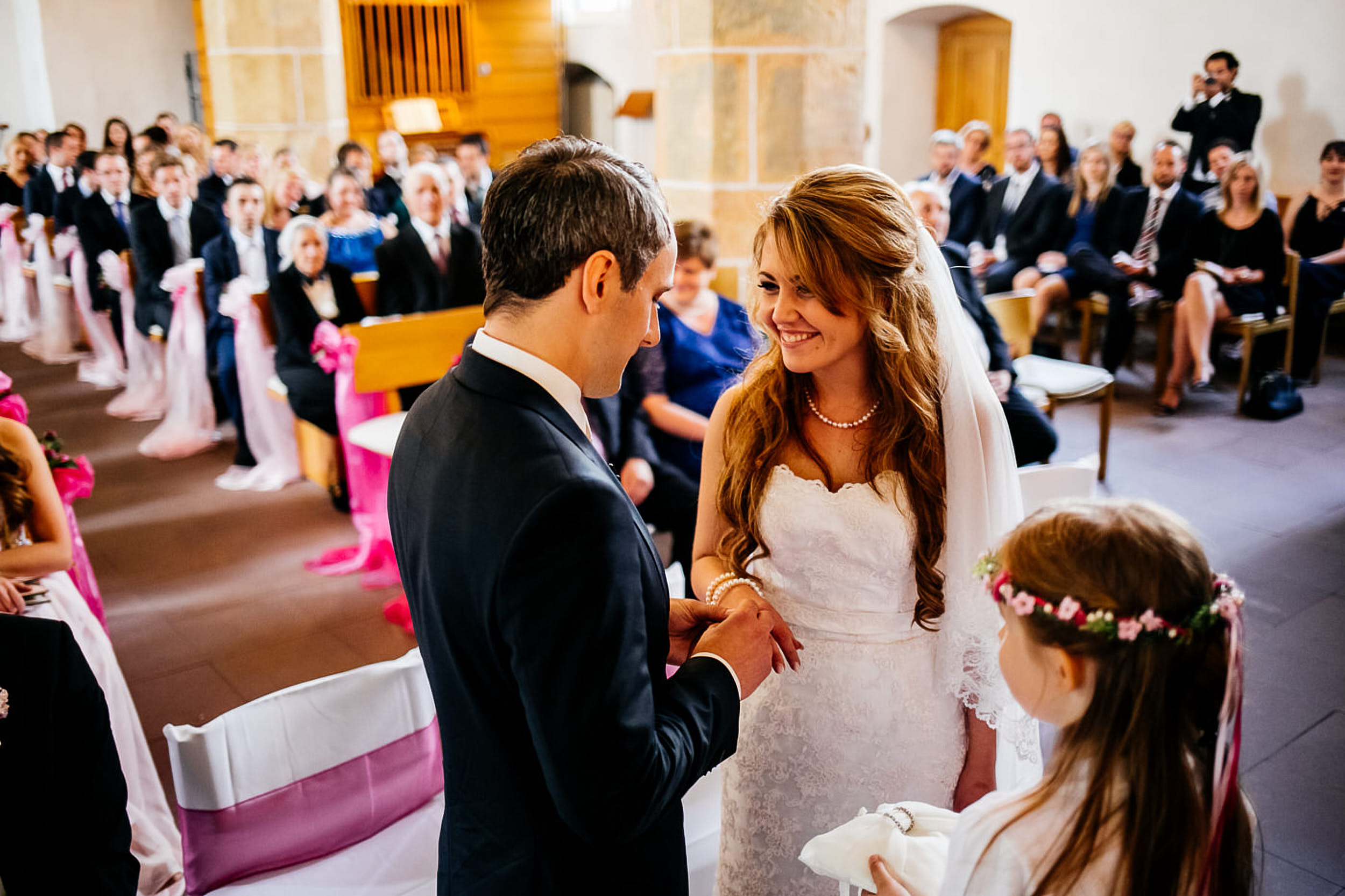 Kirchliche Trauung. Brautpaar am Altar. Ringe-Tausch.