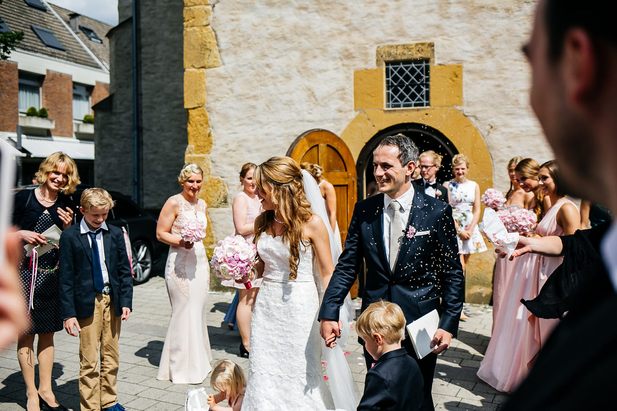 Kirchliche Trauung. Brautpaar wird mit Reis beworfen.