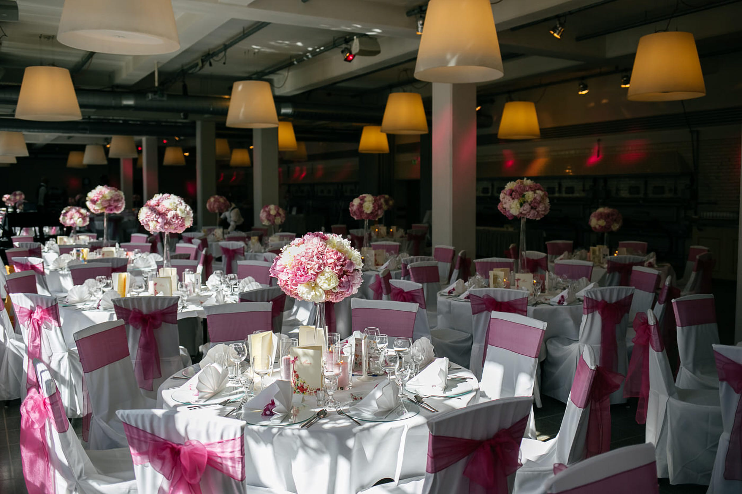 Festsaal Speicher 10 in M&uuml;nster. Dekorierte Tische.