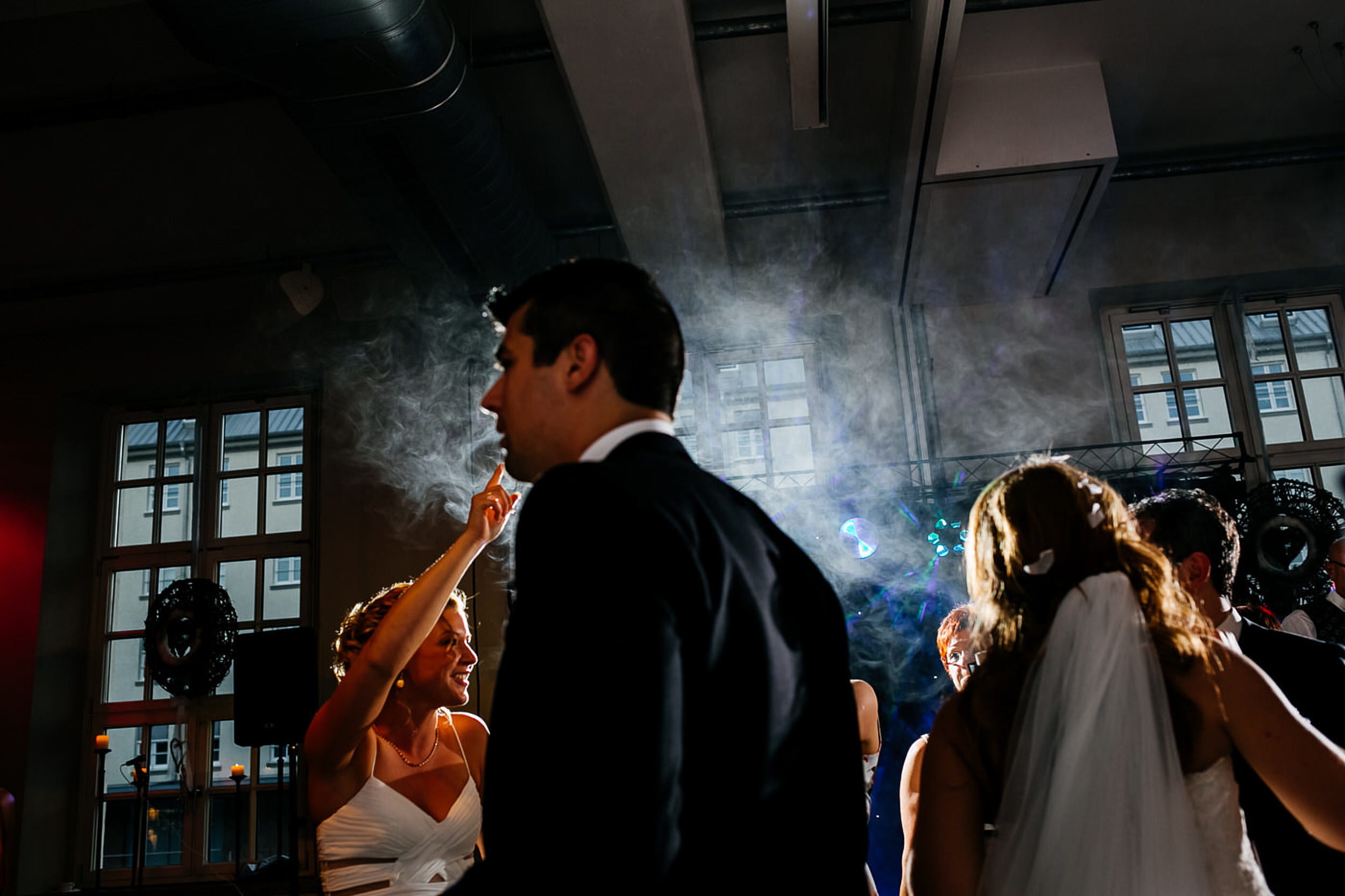 Hochzeitsfotograf in M&uuml;nster - Hochzeitsfeier, Hochzeitsg&auml;ste tanzen.