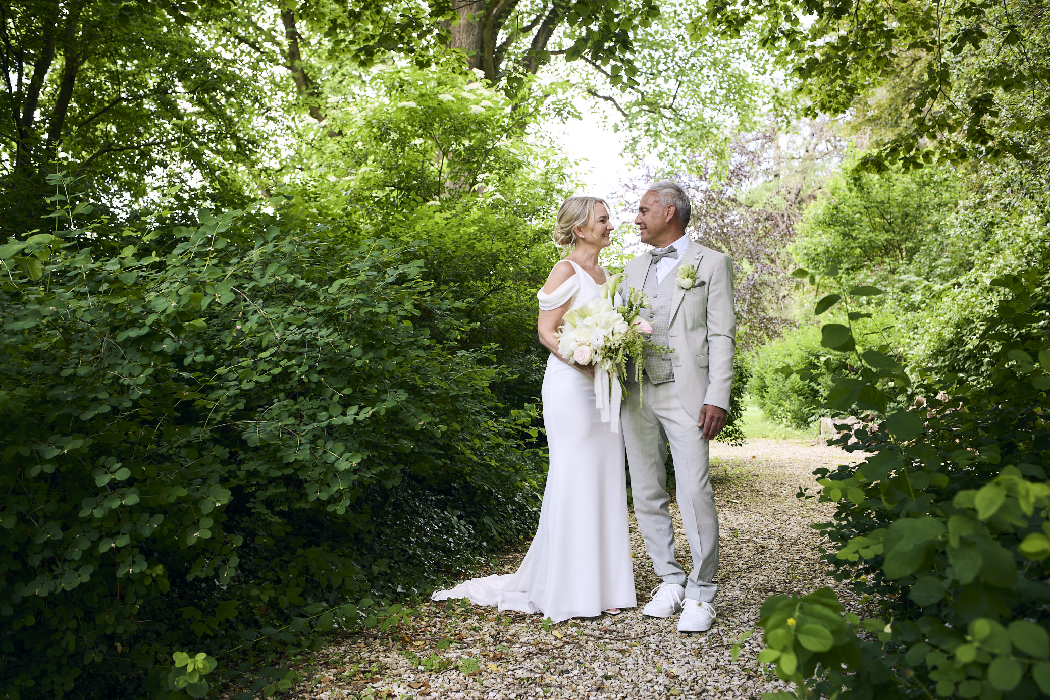 Hochzeitspaar, Brautpaar-Shooting im Park. Hochzeitsfotograf Alex Heide.