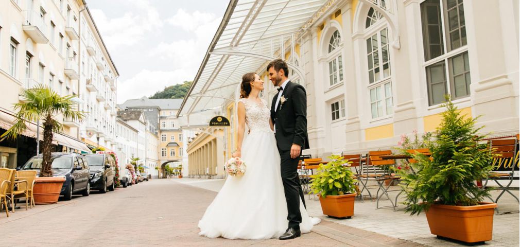 Hochzeitspaar in der Stadt