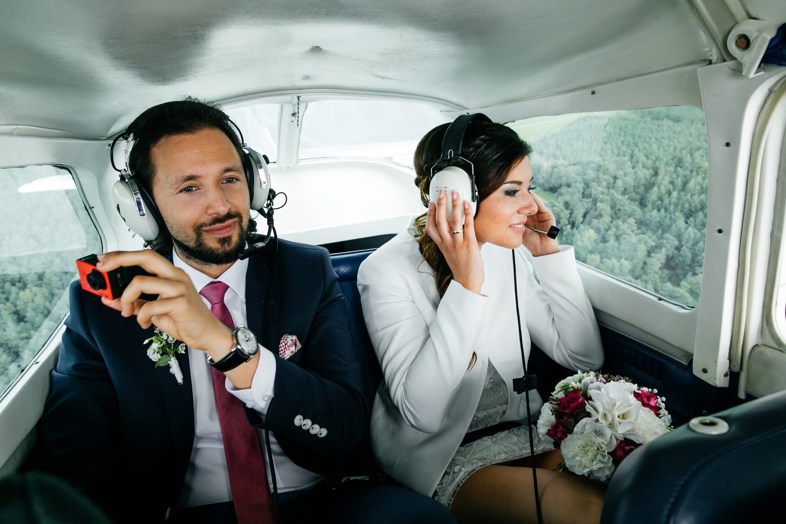 Brautpaar im Flugzeug mit Headsets – Hochzeitsfotograf Gut Eckendorf