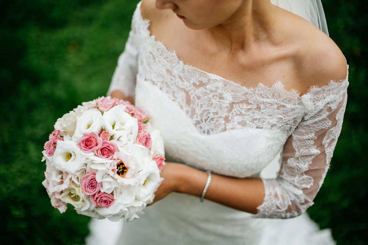 Brautpaar-Fotoshooting. Detailaufnahme - Braut mit ihrem Brautstrauß. Hochzeitsfeier - erster Tanz des Brautpaares. Hochzeitsfotograf in Schweinfurt.