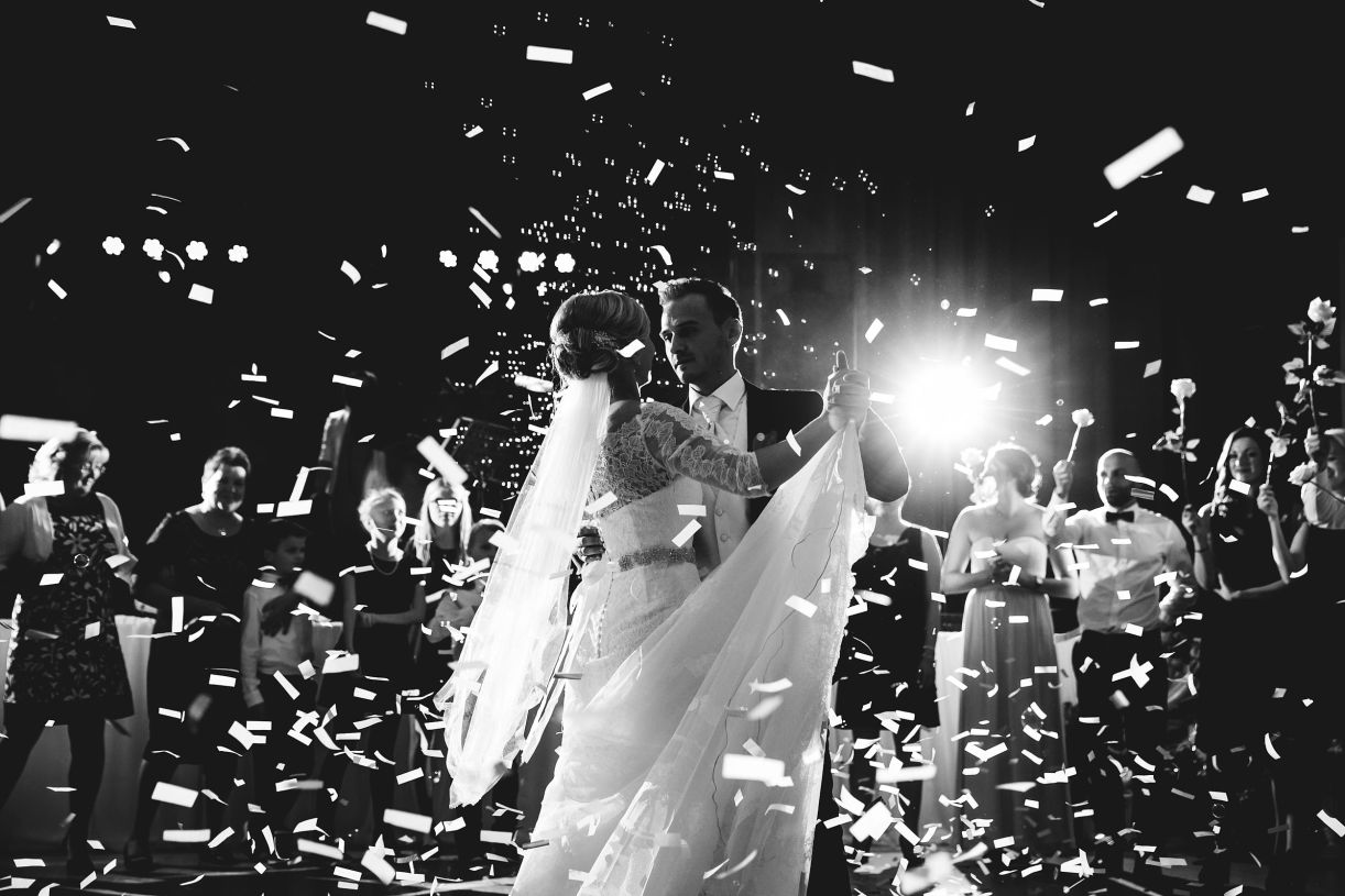 Hochzeitsfeier - erster Tanz des Brautpaares. Hochzeitsfotograf in Schweinfurt.