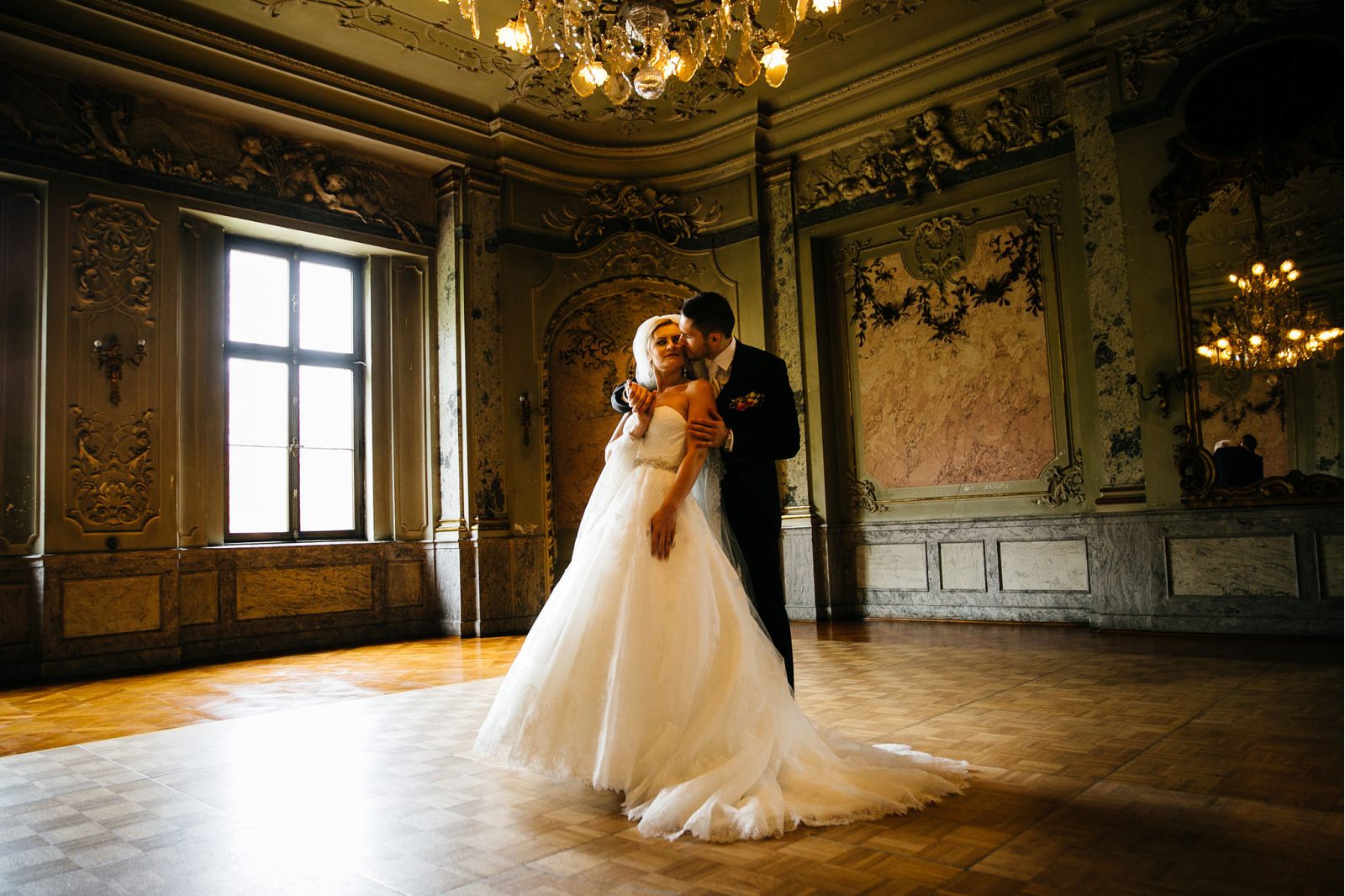 Brautpaar beim Hochzeitstanz im historischen Saal – Hochzeitsfotograf Schloss Bückeburg