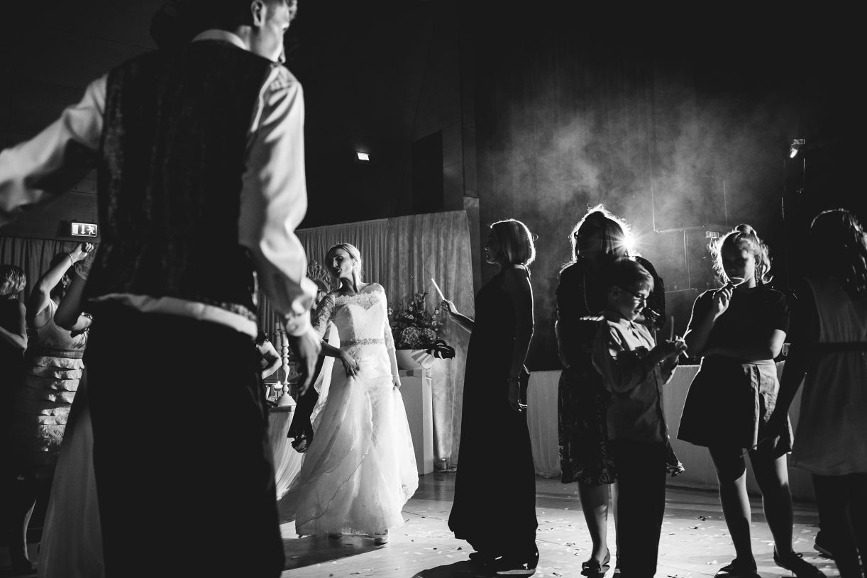 Hochzeitsfeier - tanzende Gäste. Hochzeitsfotograf in Schweinfurt.