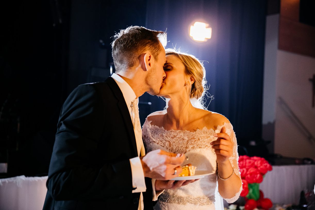 Hochzeitspaar küsst sich. Hochzeitsfeier. Hochzeitsfotograf in Schweinfurt.