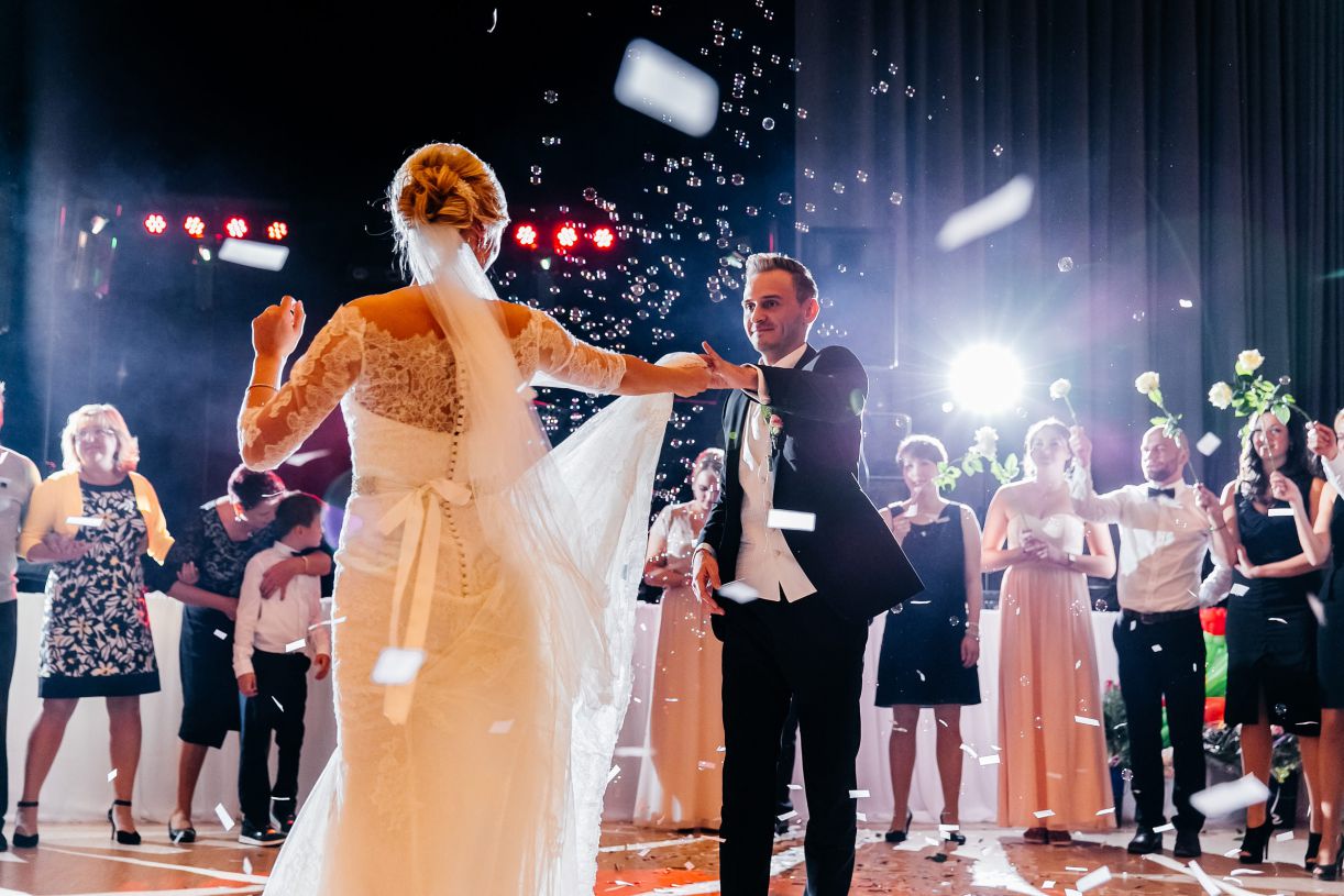 Hochzeitsfeier - erster Tanz des Brautpaares. Hochzeitsfotograf in Schweinfurt.