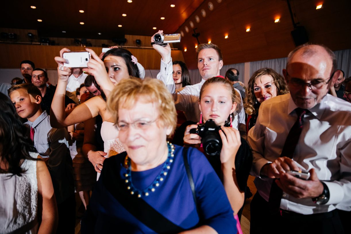 Hochzeitsfeier. Die Gäste mit den Kameras und Smartphones machen Bilder von dem Brautpaar. Hochzeitsfeier - erster Tanz des Brautpaares. Hochzeitsfotograf in Schweinfurt.