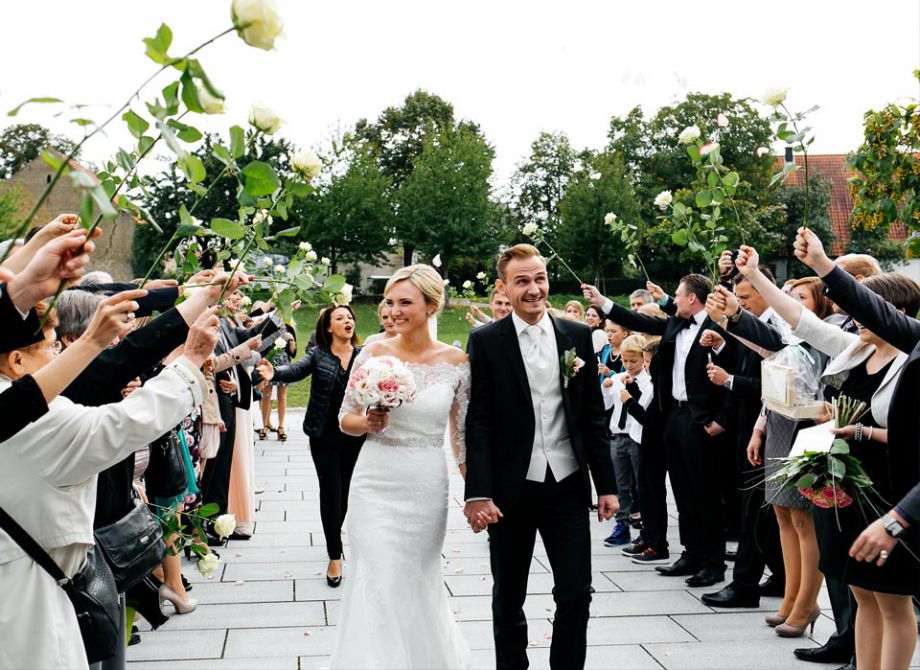 Hochzeitspaar kommt an der Festhalle an.