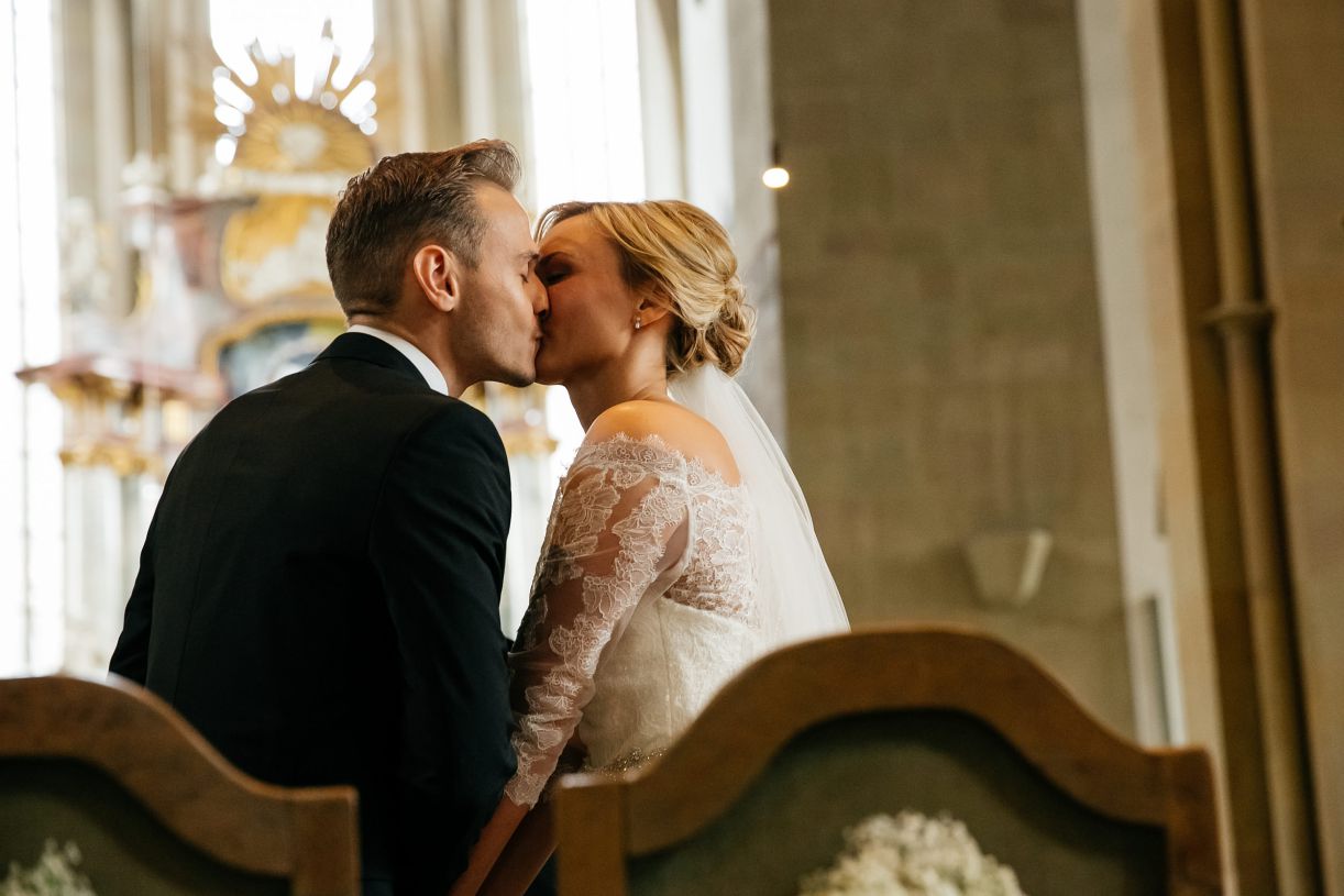 Kirchliche Trauung. Kuss des Brautpaares. Hochzeitsfotograf in Schweinfurt.
