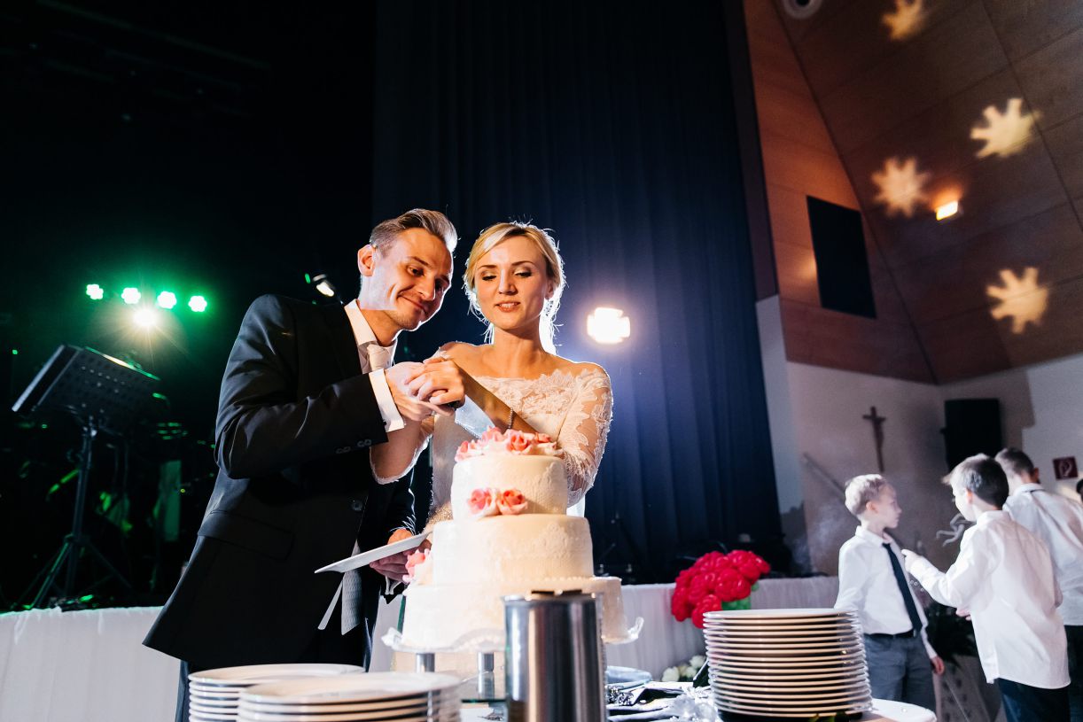 Hochzeitsfeier. Die Hochzeitstorte wir angeschnitten. Hochzeitsfeier - erster Tanz des Brautpaares. Hochzeitsfotograf in Schweinfurt.