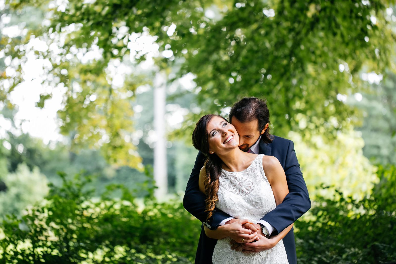 Brautpaar vor idyllischer Waldkulisse – Hochzeitsfotograf Bielefeld