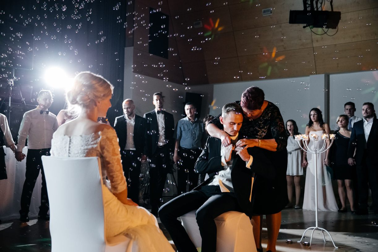 Hochzeitsfeier - die Ansteck-Blume des Bräutigams wird abgenommen. Hochzeitsfotograf in Schweinfurt.