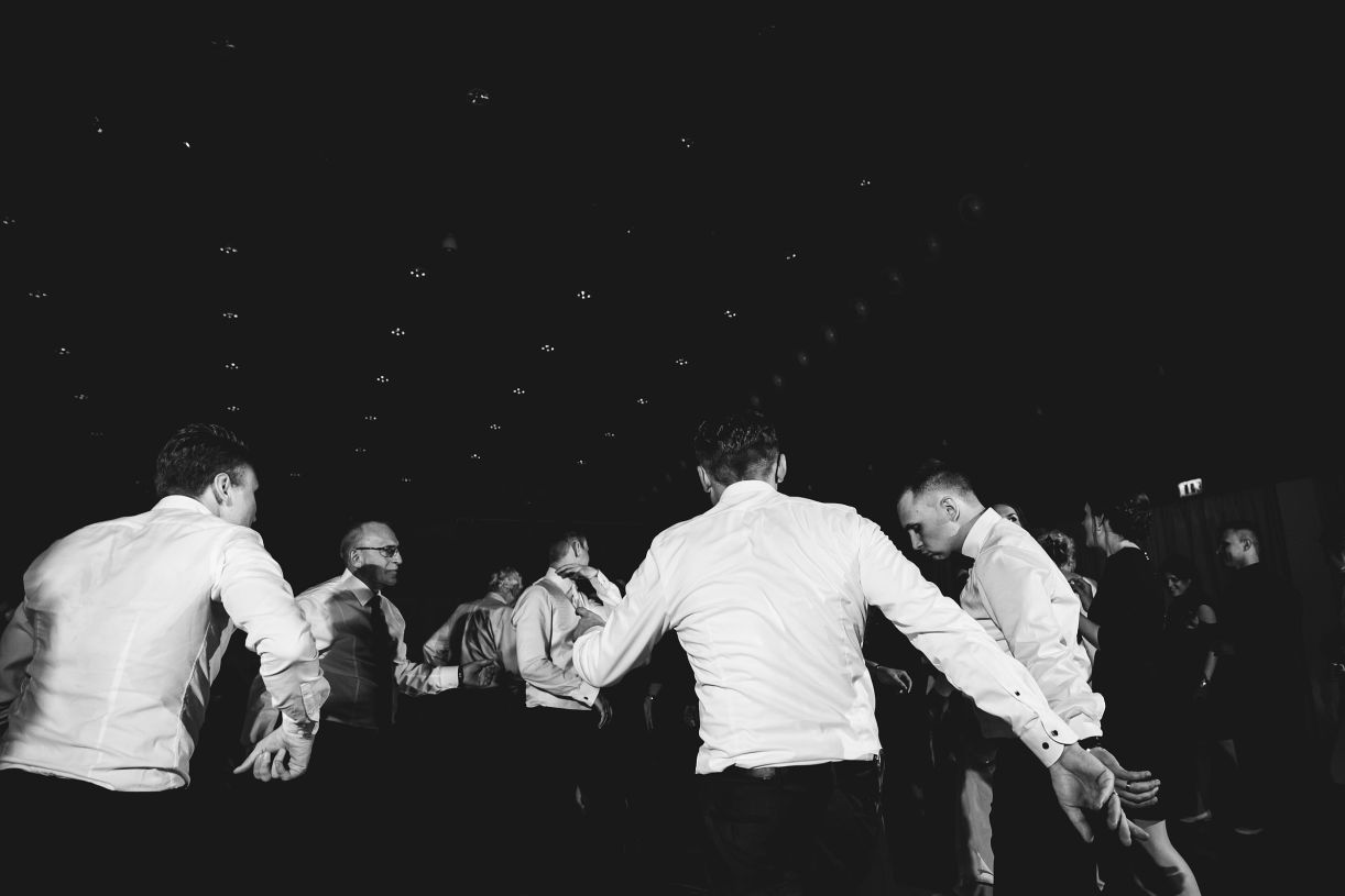 Hochzeitsfeier - tanzende Gäste. Hochzeitsfotograf in Schweinfurt.