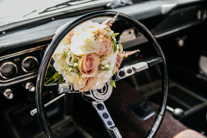 Brautstrauß auf dem Lenkrad.