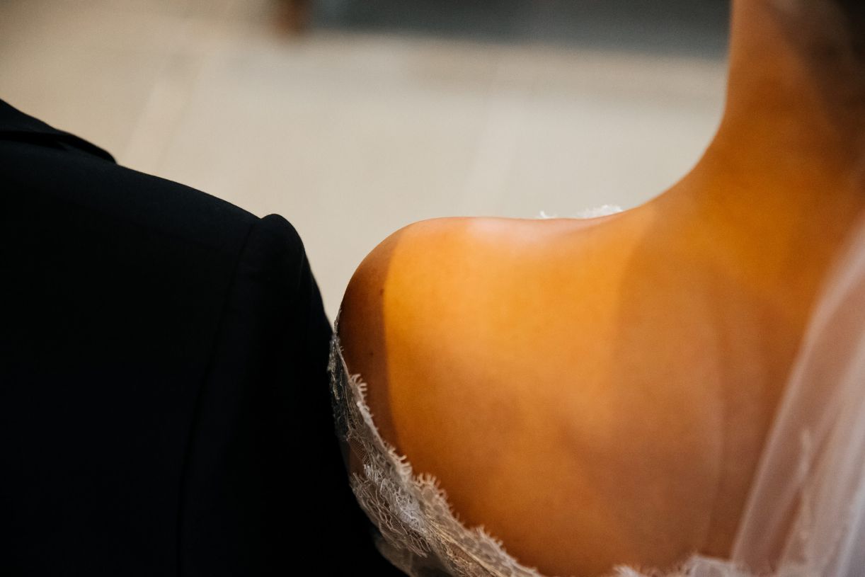 kirchliche Trauung. Braut und Bräutigam, Schulter an Schulter. Detailaufnahme. Hochzeitsfotograf in Schweinfurt.