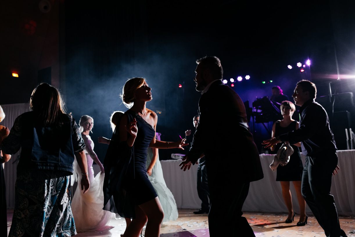 Hochzeitsfeier - tanzende Gäste. Hochzeitsfotograf in Schweinfurt.