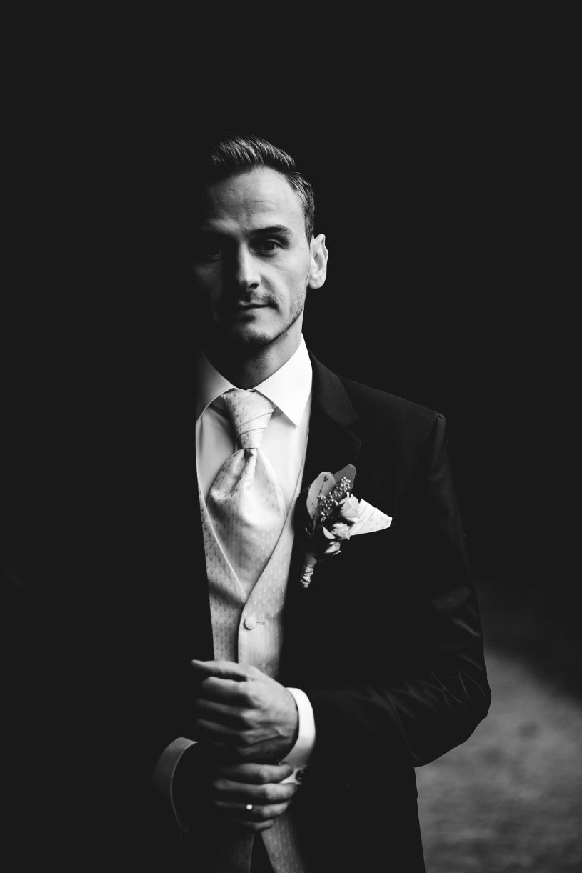 Bräutigam, schwarz-weiße Portraits-Aufnahme. Hochzeitsfotograf in Schweinfurt.