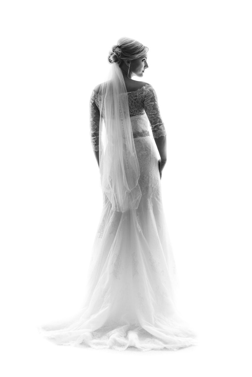 Hochzeit, die Vorbereitung der Braut. Die Braut auf dem weißen Hintergrund. Hochzeitsfotograf in Schweinfurt.