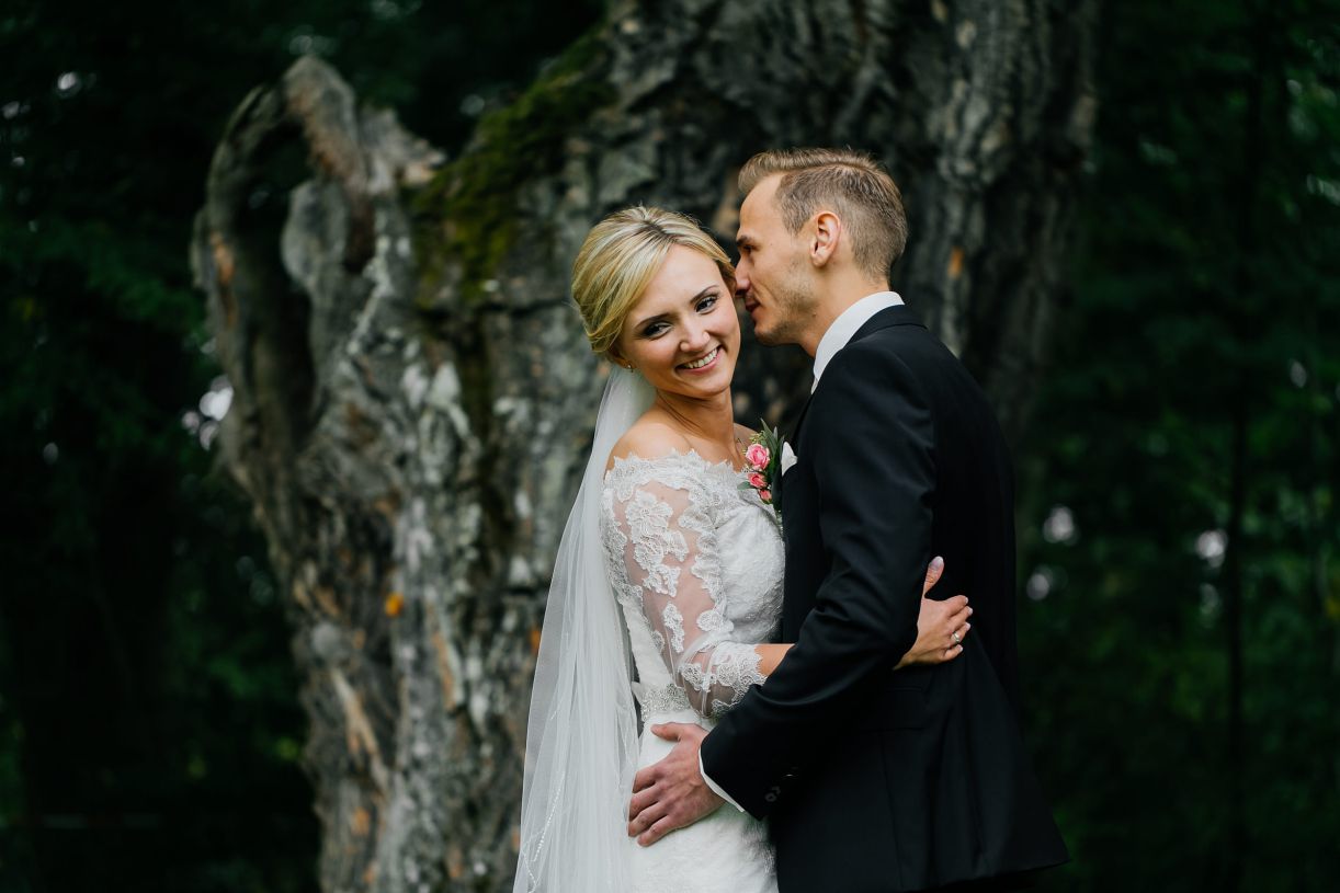 Brautpaar beim Fotoshooting. Hochzeitsfotograf in Schweinfurt.