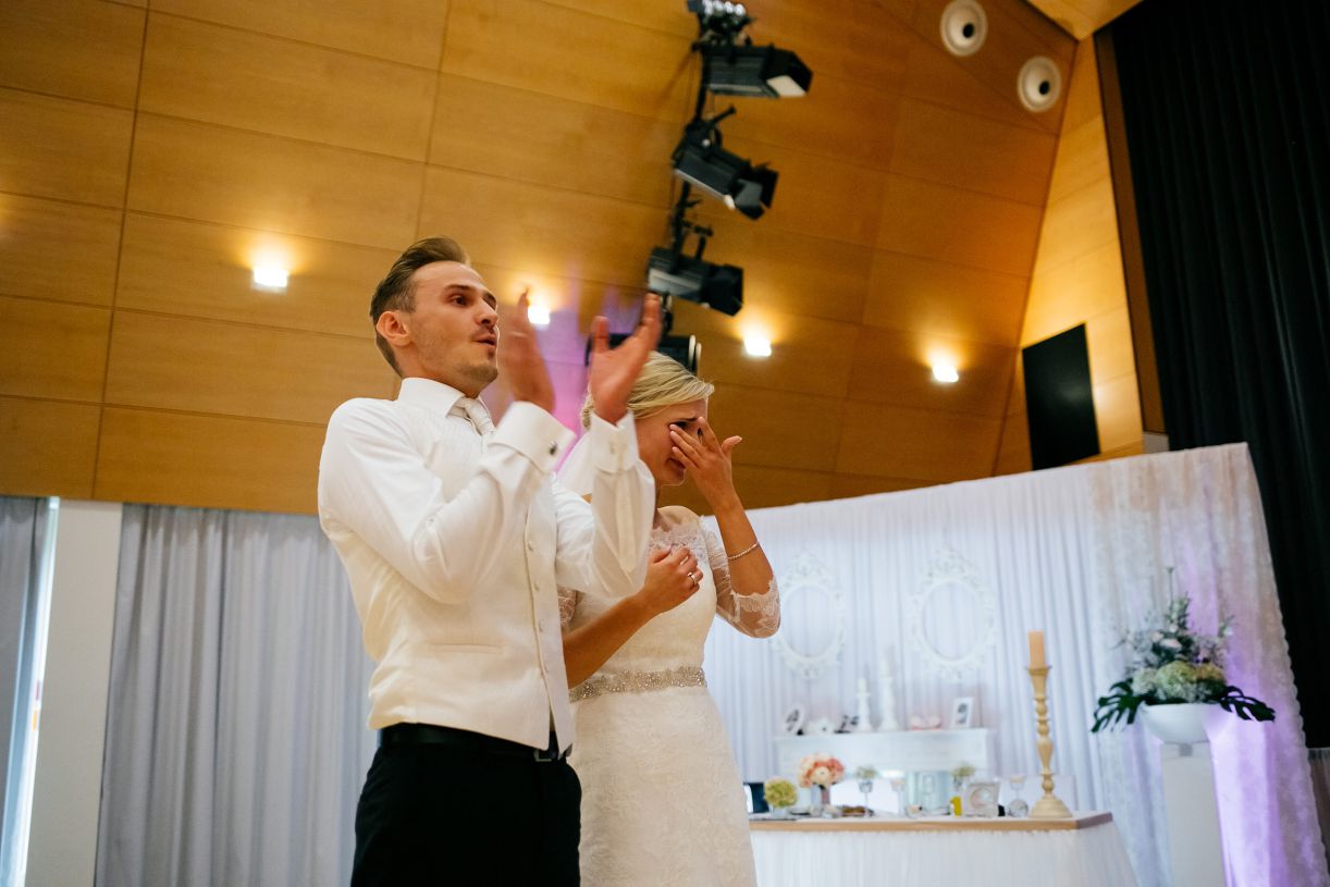 Hochzeitsfeier. Das Brautpaar jubelt und weint. Hochzeitsfotograf in Schweinfurt.