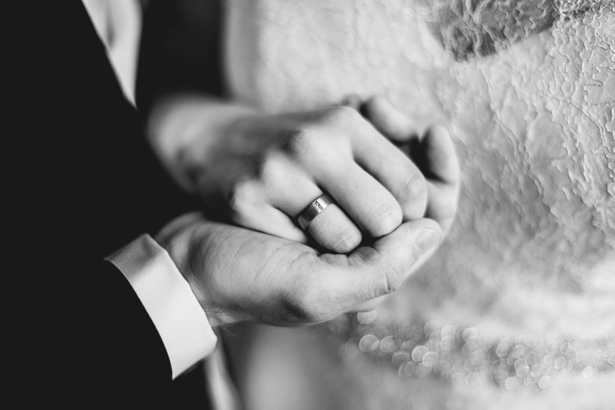 Brautpaar-Fotoshooting. Die Hand der Braut in der Hand des Bräutigams. Hochzeitsfotograf in Schweinfurt.