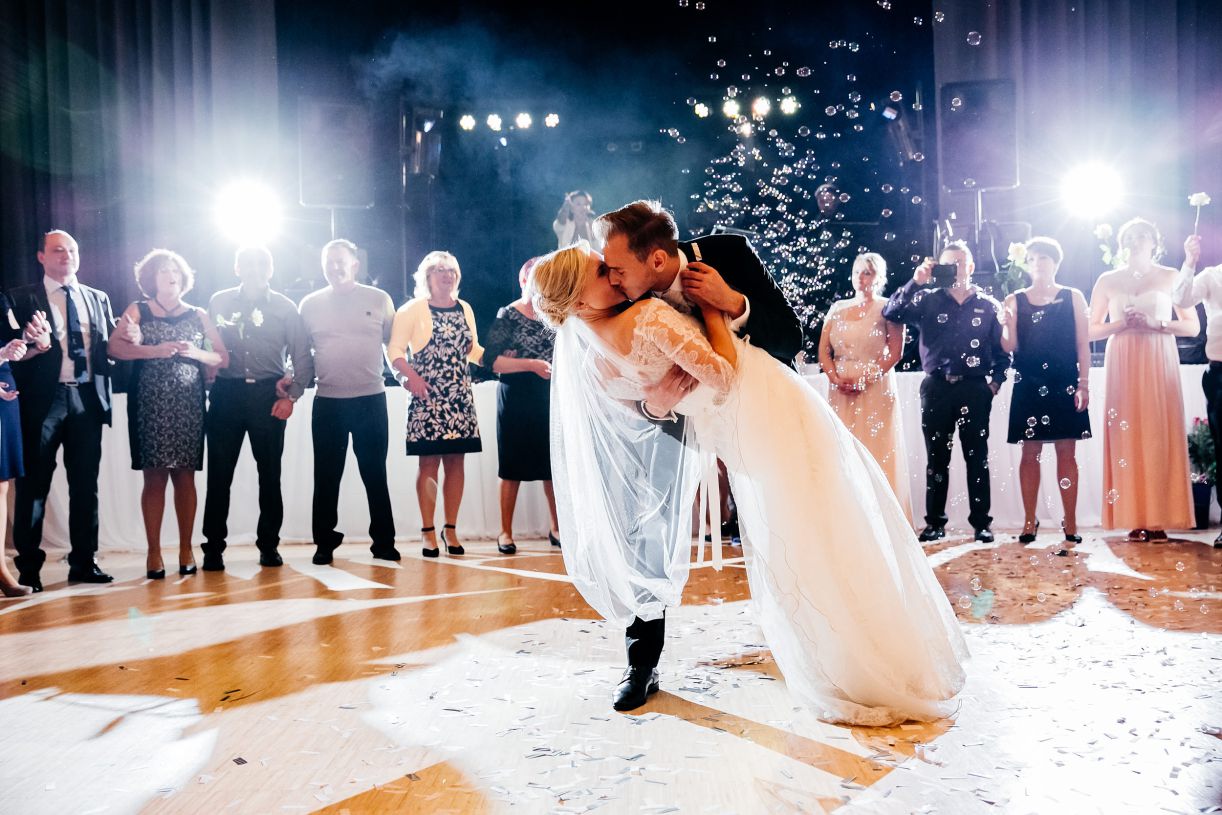 Hochzeitsfeier - erster Tanz des Brautpaares, der Bräutigam küsst die Braut. Hochzeitsfotograf in Schweinfurt.