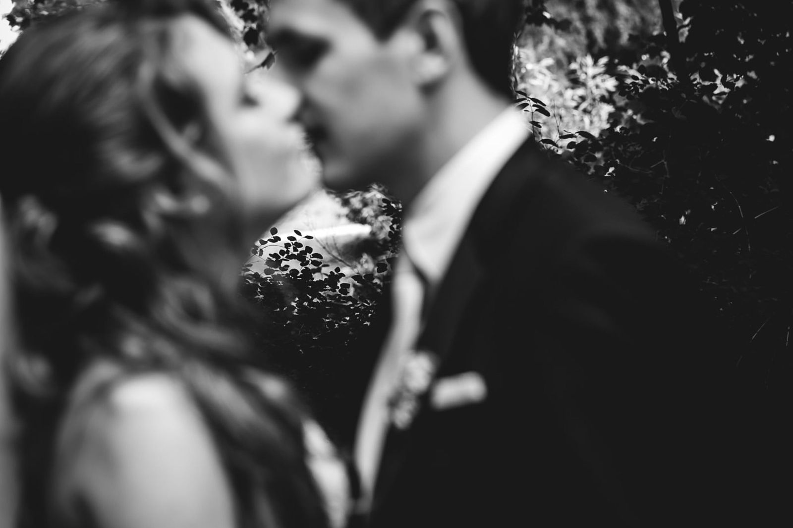 Schwarz-Weiß-Aufnahme eines küssenden Brautpaars – Hochzeitsfotograf Münster
