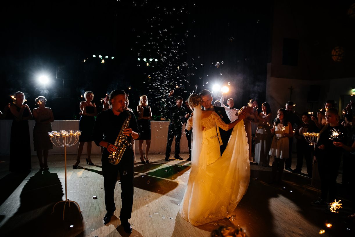 Hochzeitsfeier - der letzte Tanz des Brautpaares. Hochzeitsfotograf in Schweinfurt.