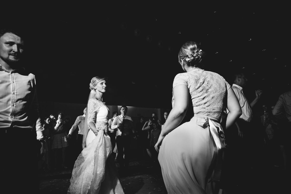 Hochzeitsfeier - die Braut tanzt mit den Gästen. Hochzeitsfotograf in Schweinfurt.
