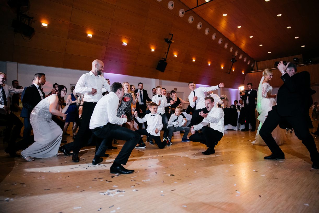 Hochzeitsfeier - tanzende Gäste. Hochzeitsfotograf in Schweinfurt.