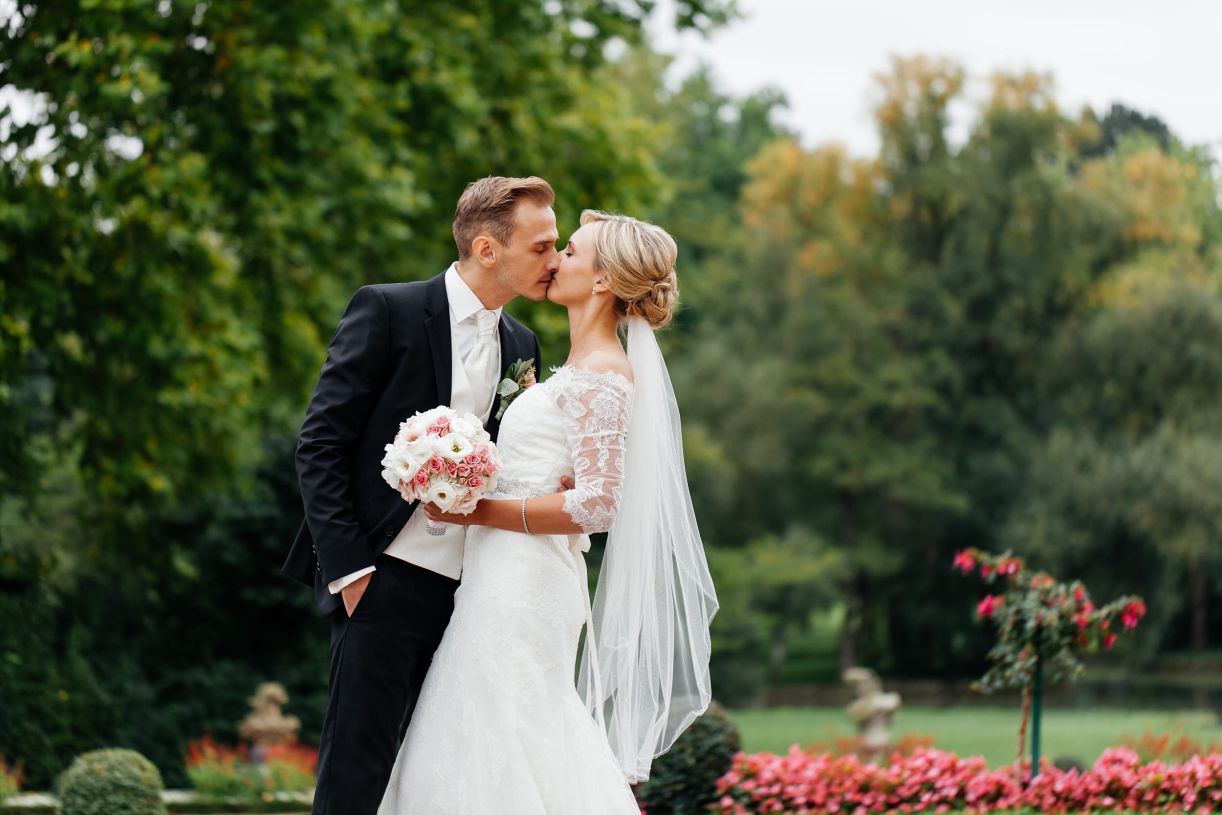 Brautpaar beim Fotoshooting - Hochzeitsfotograf in Schweinfurt.