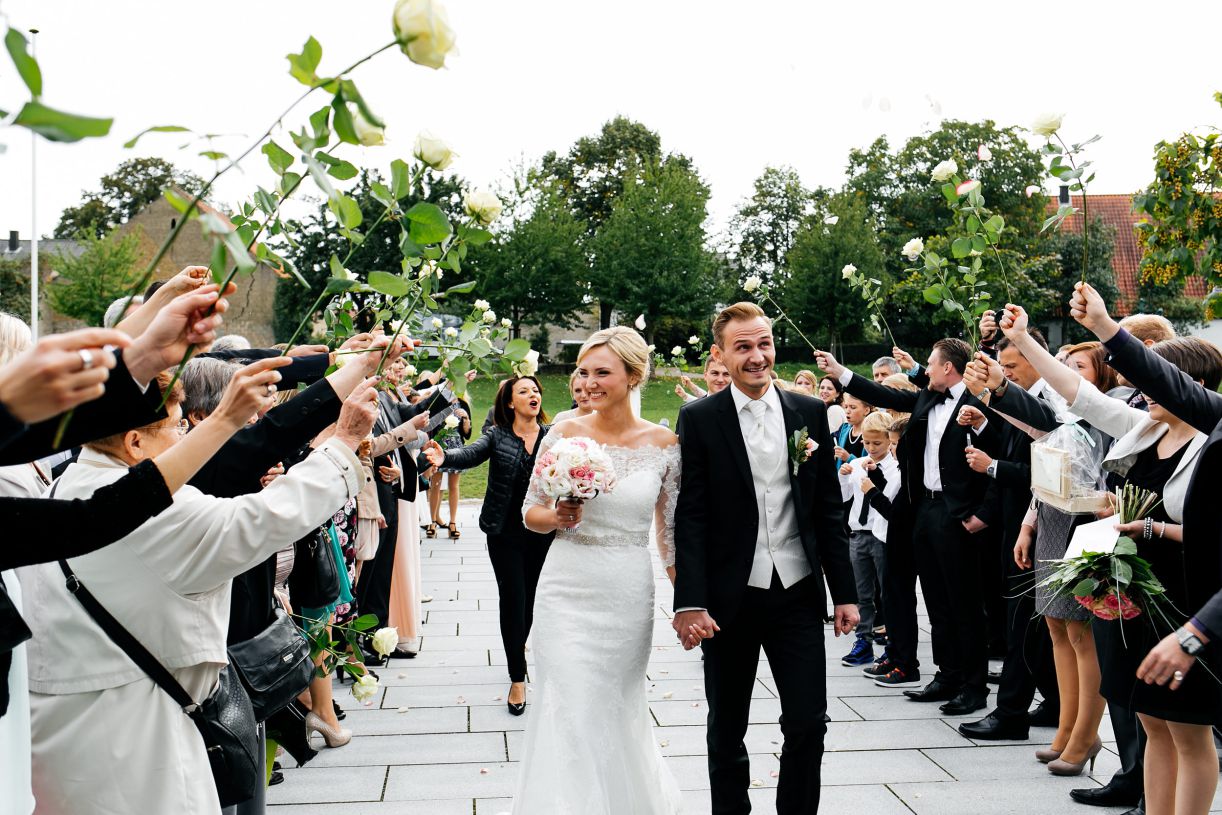 Hochzeitsfeier - das Brautpaar kommt bei dem Festsaal an. Die Gäste stehen Spalier. Hochzeitsfeier - erster Tanz des Brautpaares. Hochzeitsfotograf in Schweinfurt.