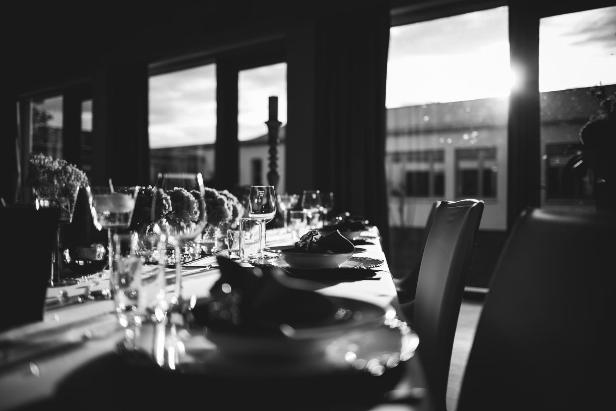 Hochzeitsfeier. Der Brautpaar-Tisch. Hochzeitsfotograf in Schweinfurt.